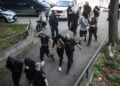 Μερικοί από τους 28 συλληφθέντες που κατηγορούνται ως μέλη εγκληματικής οργάνωσης που δρούσε υπό τον μανδύα ακροδεξιάς συλλογικότητας (φωτ.: ΜΟΤΙΟΝΤΕΑΜ / Βασίλης Βερβερίδης)