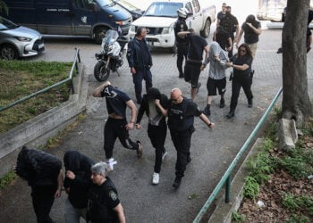Μερικοί από τους 28 συλληφθέντες που κατηγορούνται ως μέλη εγκληματικής οργάνωσης που δρούσε υπό τον μανδύα ακροδεξιάς συλλογικότητας (φωτ.: ΜΟΤΙΟΝΤΕΑΜ / Βασίλης Βερβερίδης)