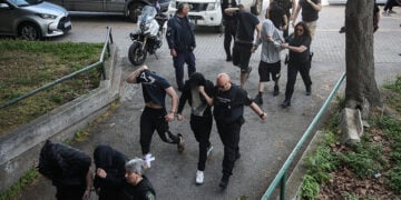 Μερικοί από τους 28 συλληφθέντες που κατηγορούνται ως μέλη εγκληματικής οργάνωσης που δρούσε υπό τον μανδύα ακροδεξιάς συλλογικότητας (φωτ.: ΜΟΤΙΟΝΤΕΑΜ / Βασίλης Βερβερίδης)