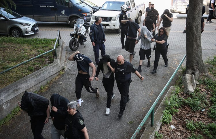 Μερικοί από τους 28 συλληφθέντες που κατηγορούνται ως μέλη εγκληματικής οργάνωσης που δρούσε υπό τον μανδύα ακροδεξιάς συλλογικότητας (φωτ.: ΜΟΤΙΟΝΤΕΑΜ / Βασίλης Βερβερίδης)