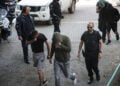 Στιγμιότυπο από την προσαγωγή των μελών της εγκληματικής οργάνωσης στον εισαγγελέα (φωτ.: ΜΟΤΙΟΝΤΕΑΜ / Βασίλης Βερβερίδης)