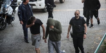 Στιγμιότυπο από την προσαγωγή των μελών της εγκληματικής οργάνωσης στον εισαγγελέα (φωτ.: ΜΟΤΙΟΝΤΕΑΜ / Βασίλης Βερβερίδης)