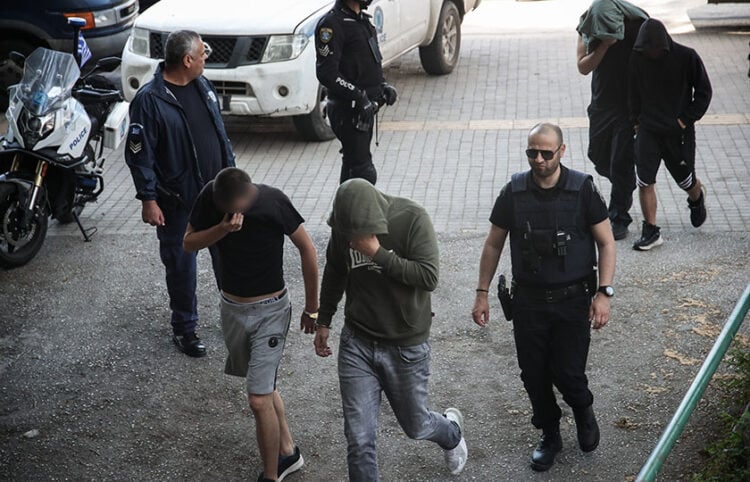 Στιγμιότυπο από την προσαγωγή των μελών της εγκληματικής οργάνωσης στον εισαγγελέα (φωτ.: ΜΟΤΙΟΝΤΕΑΜ / Βασίλης Βερβερίδης)