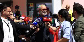 Ο Έντι Ράμα μετά την άσκηση του εκλογικού του δικαιώματος (φωτ.: EPA / STRINGER)