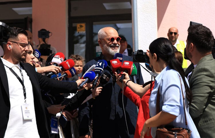Ο Έντι Ράμα μετά την άσκηση του εκλογικού του δικαιώματος (φωτ.: EPA / STRINGER)