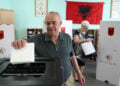 Στιγμιότυπο από εκλογικό κέντρο στα Τίρανα (φωτ.: EPA / Malton Dibra)