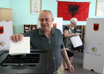 Στιγμιότυπο από εκλογικό κέντρο στα Τίρανα (φωτ.: EPA / Malton Dibra)