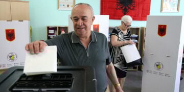 Στιγμιότυπο από εκλογικό κέντρο στα Τίρανα (φωτ.: EPA / Malton Dibra)