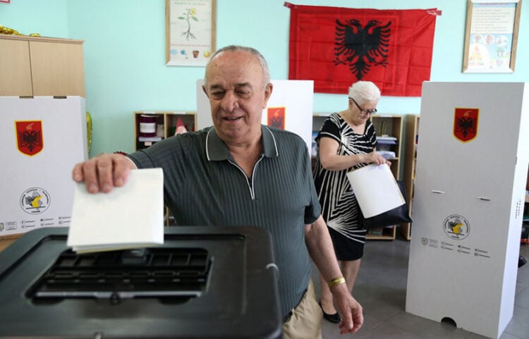 Στιγμιότυπο από εκλογικό κέντρο στα Τίρανα (φωτ.: EPA / Malton Dibra)