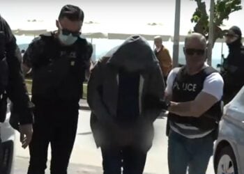 Ο 59χρονος την ώρα που προσέρχεται για την απολογία του, συνοδευόμενος από αστυνομικούς (φωτ.: glomex)