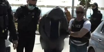 Ο 59χρονος την ώρα που προσέρχεται για την απολογία του, συνοδευόμενος από αστυνομικούς (φωτ.: glomex)