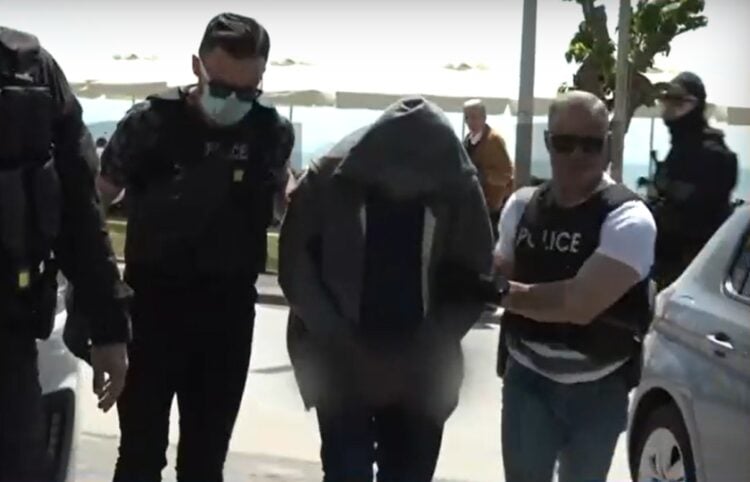 Ο 59χρονος την ώρα που προσέρχεται για την απολογία του, συνοδευόμενος από αστυνομικούς (φωτ.: glomex)