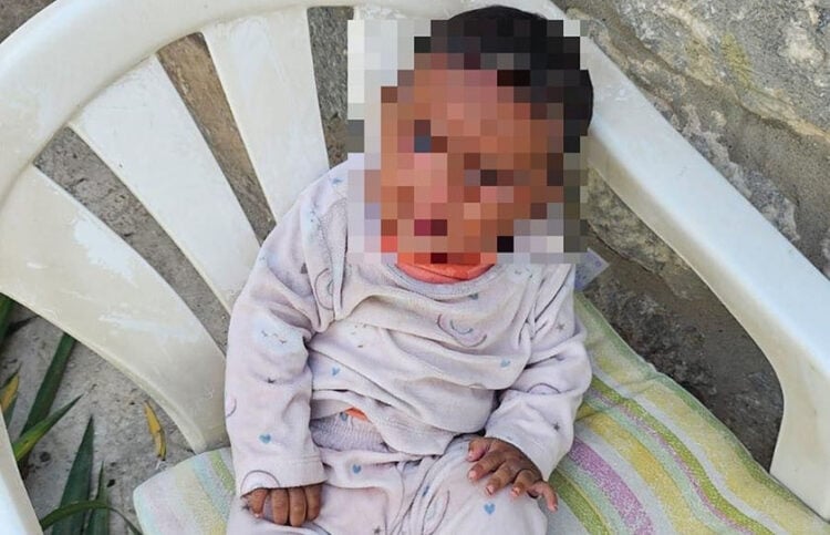 To 6 μηνών κοριτσάκι μετά τον εντοπισμό του, δίπλα σε κάδους στον Άλιμο