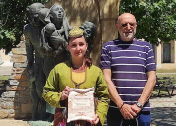 Η Κωνσταντίνα Αναστασίου με ποντιακή φορεσιά (πηγή: ΤΑΧΥΔΡΟΜΟΣ)