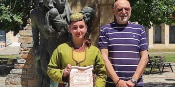Η Κωνσταντίνα Αναστασίου με ποντιακή φορεσιά (πηγή: ΤΑΧΥΔΡΟΜΟΣ)