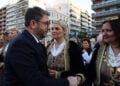 Ο Νίκος Ανδρουλάκης χαιρετάει μέλη ποντιακού σωματείου κατά τη διάρκεια της εκδήλωσης «Η Φλόγα της Μνήμης» στην Πλατεία Αγίας Σοφίας (φωτ.: ΑΠΕ-ΜΠΕ / Νίκος Αραμπατζής)