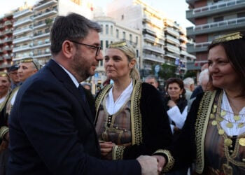 Ο Νίκος Ανδρουλάκης χαιρετάει μέλη ποντιακού σωματείου κατά τη διάρκεια της εκδήλωσης «Η Φλόγα της Μνήμης» στην Πλατεία Αγίας Σοφίας (φωτ.: ΑΠΕ-ΜΠΕ / Νίκος Αραμπατζής)