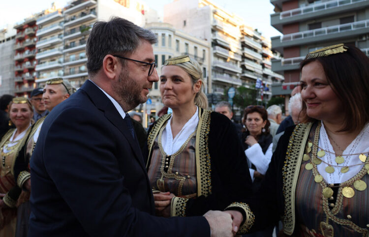 Ο Νίκος Ανδρουλάκης χαιρετάει μέλη ποντιακού σωματείου κατά τη διάρκεια της εκδήλωσης «Η Φλόγα της Μνήμης» στην Πλατεία Αγίας Σοφίας (φωτ.: ΑΠΕ-ΜΠΕ / Νίκος Αραμπατζής)