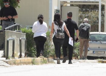 Η κατηγορούμενη μεταφέρεται στον εισαγγελέα (φωτ.: Σωτήρης Δημητρόπουλος/EUROKINISSI)