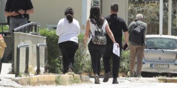 Η κατηγορούμενη μεταφέρεται στον εισαγγελέα (φωτ.: Σωτήρης Δημητρόπουλος/EUROKINISSI)