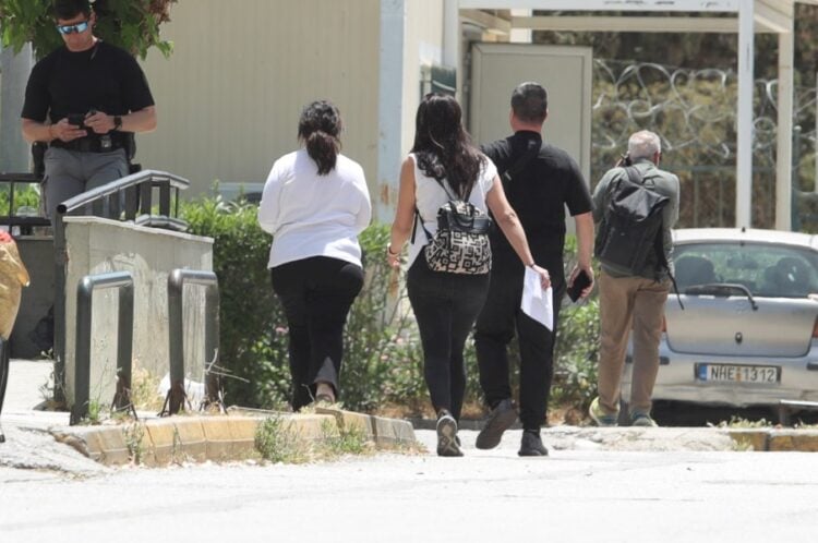 Η κατηγορούμενη μεταφέρεται στον εισαγγελέα (φωτ.: Σωτήρης Δημητρόπουλος/EUROKINISSI)