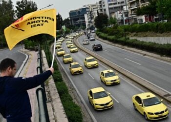 Στιγμιότυπο από απεργία των ταξί στην Αθήνα τον περασμένο Απρίλιο (φωτ.: EUROKINISSI/Κώστας Τζούμας)