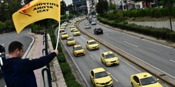 Στιγμιότυπο από απεργία των ταξί στην Αθήνα τον περασμένο Απρίλιο (φωτ.: EUROKINISSI/Κώστας Τζούμας)