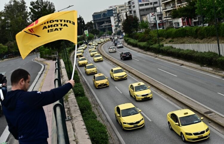 Στιγμιότυπο από απεργία των ταξί στην Αθήνα τον περασμένο Απρίλιο (φωτ.: EUROKINISSI/Κώστας Τζούμας)
