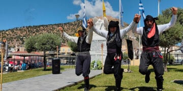 Πυρρίχιος χορός σέρρα κατά τη διάρκεια των εκδηλώσεων στο μνημείο Γενοκτονίαs των Ελλήνων του Πόντου στην Πλατεία Δημοκρατίας στο Άργος (φωτ.: ΑΠΕ-ΜΠΕ / Ευάγγελος Μπουγιώτης)