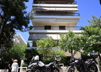 Η πολυκατοικία όπου διέμενε η ηλικιωμένη που δολοφονήθηκε από τον γιο της (φωτ.: 
EUROKINISSI / Μιχάλης Καραγιάννης)