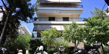 Η πολυκατοικία όπου διέμενε η ηλικιωμένη που δολοφονήθηκε από τον γιο της (φωτ.: 
EUROKINISSI / Μιχάλης Καραγιάννης)