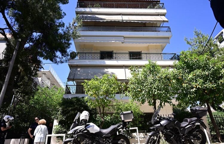 Η πολυκατοικία όπου διέμενε η ηλικιωμένη που δολοφονήθηκε από τον γιο της (φωτ.: 
EUROKINISSI / Μιχάλης Καραγιάννης)