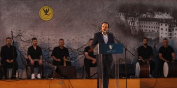 Ο Νίκος Χριστοδουλίδης στην εκδήλωση που έγινε στις 19 Μαΐου 2025 στο Παραλίμνι, για τα 106 χρόνια από τη Γενοκτονία των Ποντίων (φωτ.: Facebook / Τεμέτερον - Σύλλογος Ποντίων Αμμοχώστου)