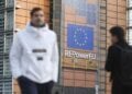 To λογότυπο REPowerEU επισυνάπτεται στην πρόσοψη του κτηρίου των κεντρικών γραφείων της Κομισιόν, τον Μάρτιο του 2023 όταν η ΕΕ αντιμετώπιζε τη διαταραχή της παγκόσμιας αγοράς ενέργειας που προκλήθηκε από την εισβολή της Ρωσίας στην Ουκρανία (φωτ.: ΕΡΑ/Olivier Hoslet)