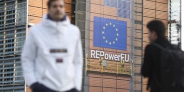 To λογότυπο REPowerEU επισυνάπτεται στην πρόσοψη του κτηρίου των κεντρικών γραφείων της Κομισιόν, τον Μάρτιο του 2023 όταν η ΕΕ αντιμετώπιζε τη διαταραχή της παγκόσμιας αγοράς ενέργειας που προκλήθηκε από την εισβολή της Ρωσίας στην Ουκρανία (φωτ.: ΕΡΑ/Olivier Hoslet)