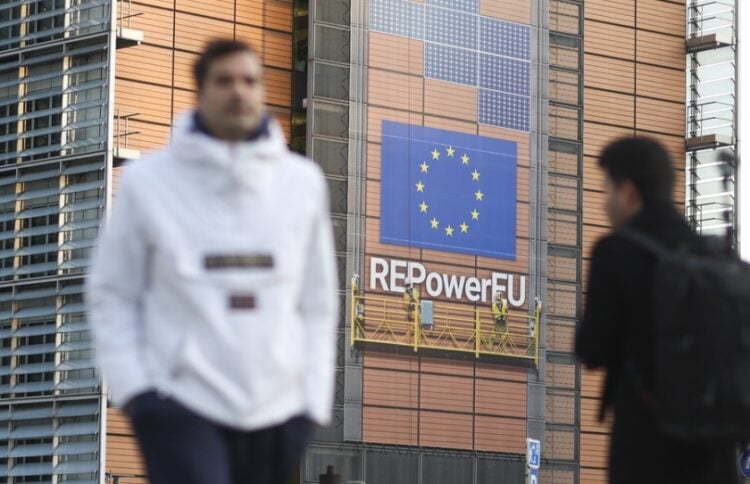 To λογότυπο REPowerEU επισυνάπτεται στην πρόσοψη του κτηρίου των κεντρικών γραφείων της Κομισιόν, τον Μάρτιο του 2023 όταν η ΕΕ αντιμετώπιζε τη διαταραχή της παγκόσμιας αγοράς ενέργειας που προκλήθηκε από την εισβολή της Ρωσίας στην Ουκρανία (φωτ.: ΕΡΑ/Olivier Hoslet)