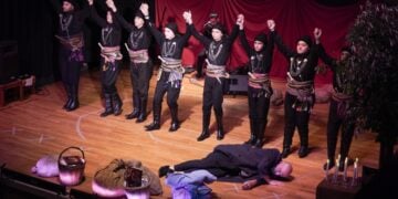 Χαρακτηριστικό στιγμιότυπο από την παράσταση (φωτ.: facebook/Σύλλογος Ποντίων Αγ.Βαρβάρας Ο Φάρος)