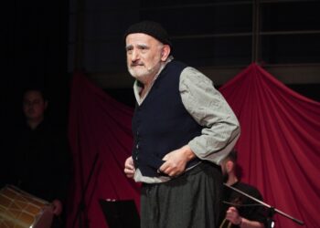 Ο ηθοποιός Τάκης Βαμβακίδης στη διάρκεια παράστασης (φωτ.: facebook/Σύλλογος Ποντίων Αγ. Βαρβάρας Ο Φάρος)