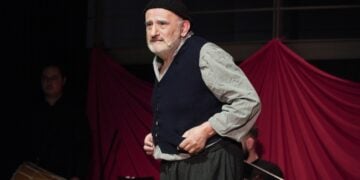 Ο ηθοποιός Τάκης Βαμβακίδης στη διάρκεια παράστασης (φωτ.: facebook/Σύλλογος Ποντίων Αγ. Βαρβάρας Ο Φάρος)