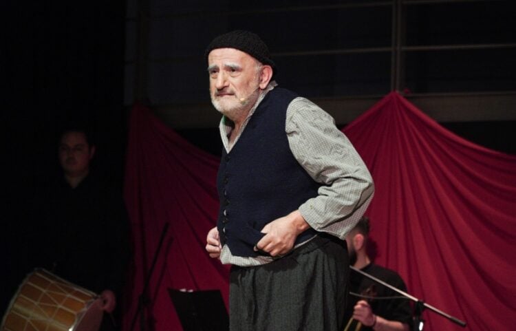 Ο ηθοποιός Τάκης Βαμβακίδης στη διάρκεια παράστασης (φωτ.: facebook/Σύλλογος Ποντίων Αγ. Βαρβάρας Ο Φάρος)