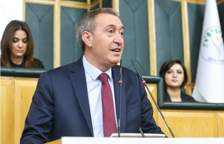 Ο συμπρόεδρος του DEM Τουντζέρ Μπακιρχάν (φωτ.: Χ/DEM Parti)