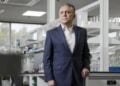 Ο Dennis Bastas είναι διευθύνων σύμβουλος της DBG Health, της μεγαλύτερης επιχείρησης φαρμακευτικών προϊόντων, προϊόντων υγείας και ομορφιάς στην Αυστραλία (φωτ.: The Australian Financial Review/Nicole Reed)