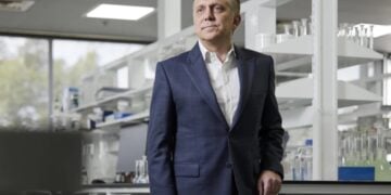 Ο Dennis Bastas είναι διευθύνων σύμβουλος της DBG Health, της μεγαλύτερης επιχείρησης φαρμακευτικών προϊόντων, προϊόντων υγείας και ομορφιάς στην Αυστραλία (φωτ.: The Australian Financial Review/Nicole Reed)