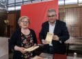 Ο Δημήτρης Κουτσούμπας με τους «Ποντιακούς Ρυθμούς» ανά χείρας (φωτ.: EUROKINISSI)