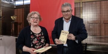 Ο Δημήτρης Κουτσούμπας με τους «Ποντιακούς Ρυθμούς» ανά χείρας (φωτ.: EUROKINISSI)