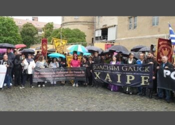 Στιγμιότυπο από παλιότερη πορεία μνήμης των ποντιακών συλλόγων «Δωδεκάπολις» (φωτ.: facebook/Ποντιακὴ Ὲνωση Στουτγὰρδης και Περιχὼρων «Η Ρωμανία»)