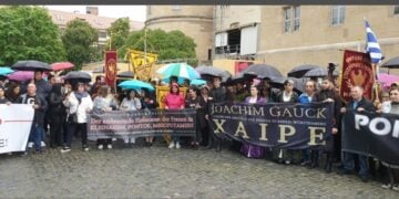 Στιγμιότυπο από παλιότερη πορεία μνήμης των ποντιακών συλλόγων «Δωδεκάπολις» (φωτ.: facebook/Ποντιακὴ Ὲνωση Στουτγὰρδης και Περιχὼρων «Η Ρωμανία»)