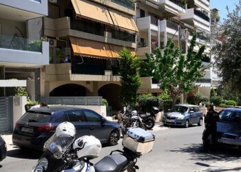Στον δεύτερο όροφο της πολυκατοικίας στην οδό Αδάνων στη Νέα Σμύρνη εκτυλίχθηκε η οικογενειακή τραγωδία (φωτ.: EUROKINISSI / Γιώργος Κονταρίνης)