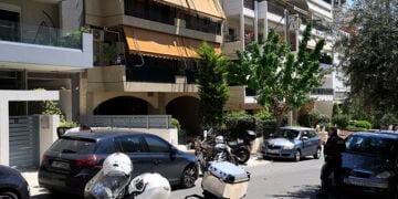 Στον δεύτερο όροφο της πολυκατοικίας στην οδό Αδάνων στη Νέα Σμύρνη εκτυλίχθηκε η οικογενειακή τραγωδία (φωτ.: EUROKINISSI / Γιώργος Κονταρίνης)