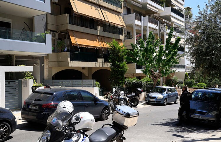 Στον δεύτερο όροφο της πολυκατοικίας στην οδό Αδάνων στη Νέα Σμύρνη εκτυλίχθηκε η οικογενειακή τραγωδία (φωτ.: EUROKINISSI / Γιώργος Κονταρίνης)
